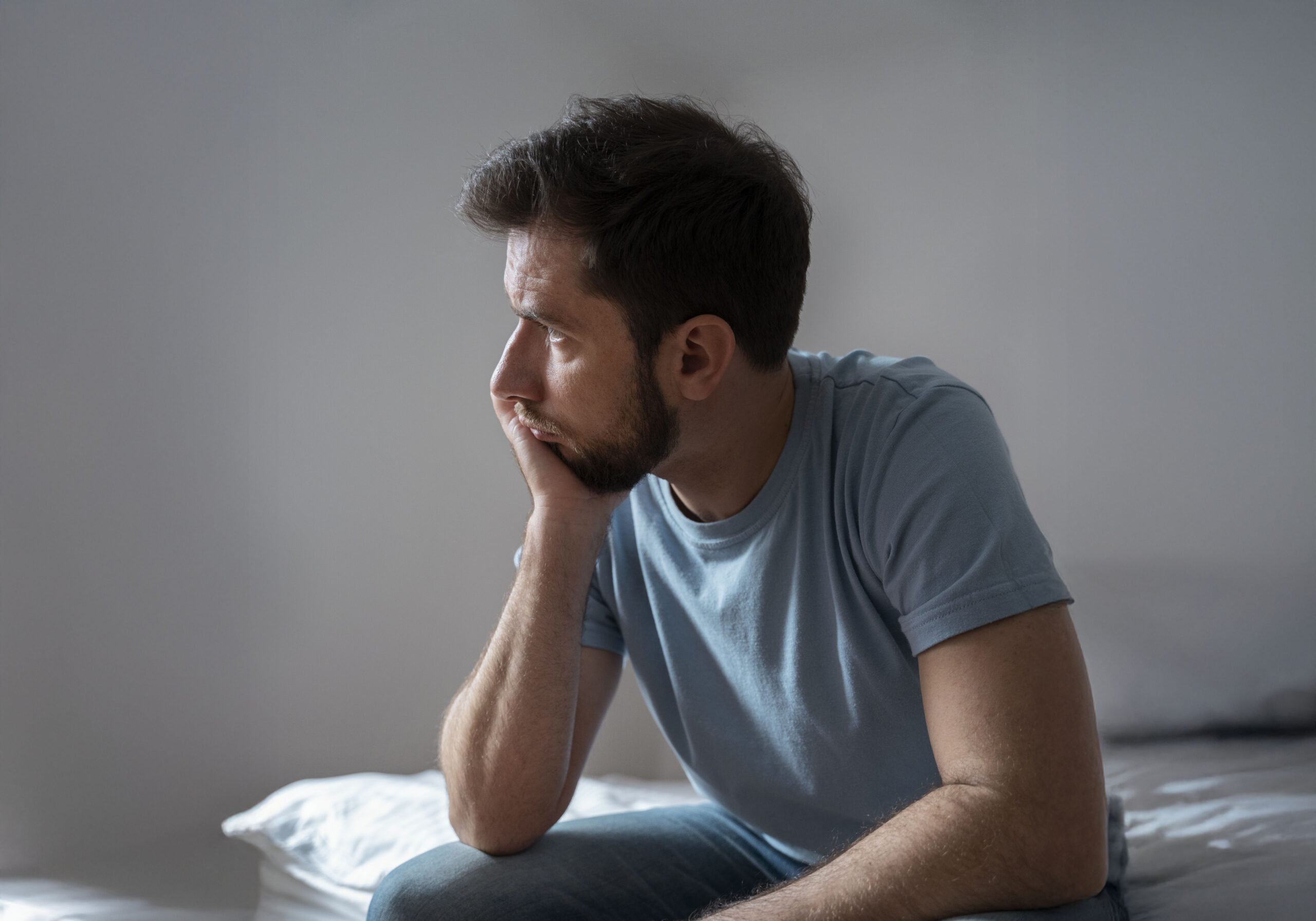 uomo-di-tiro-medio-seduto-sul-letto