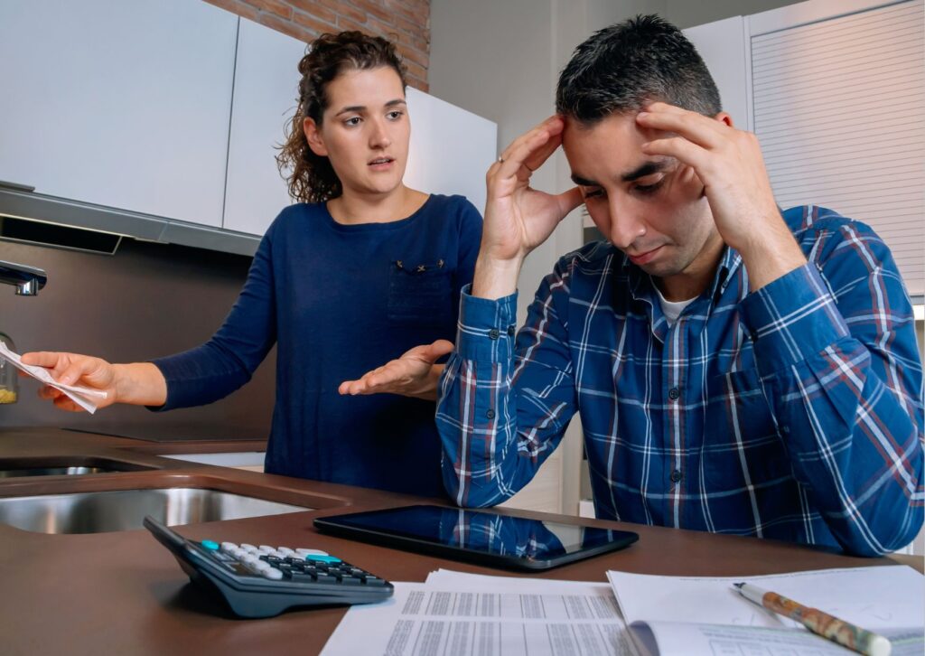 persone stressate e preoccupate dai debiti accumulati